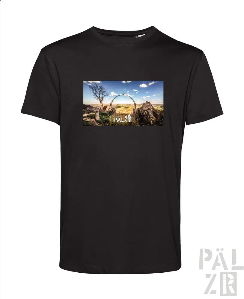 Schwarzes T-Shirt mit grafischem Design einer Wüstenlandschaft und eines Bogengangs, das das Logo ’pälzir’ in der unteren rechten Ecke zeigt.