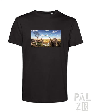 Schwarzes T-Shirt mit grafischem Design einer Wüstenlandschaft und eines Bogengangs, das das Logo ’pälzir’ in der unteren rechten Ecke zeigt.