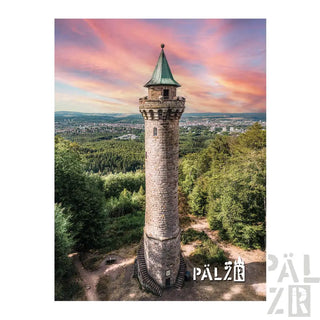 Steinturm mit Kupferdach und spitzer Turmspitze.