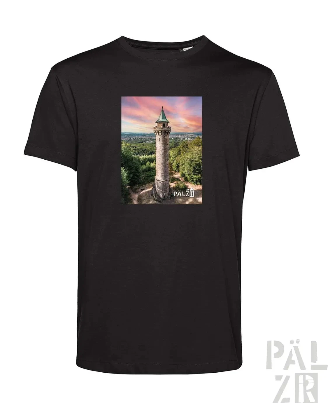 Schwarzes T-Shirt mit Turm-Grafikdesign, das eine grüne und braune Struktur vor einem pinken Himmel zeigt.
