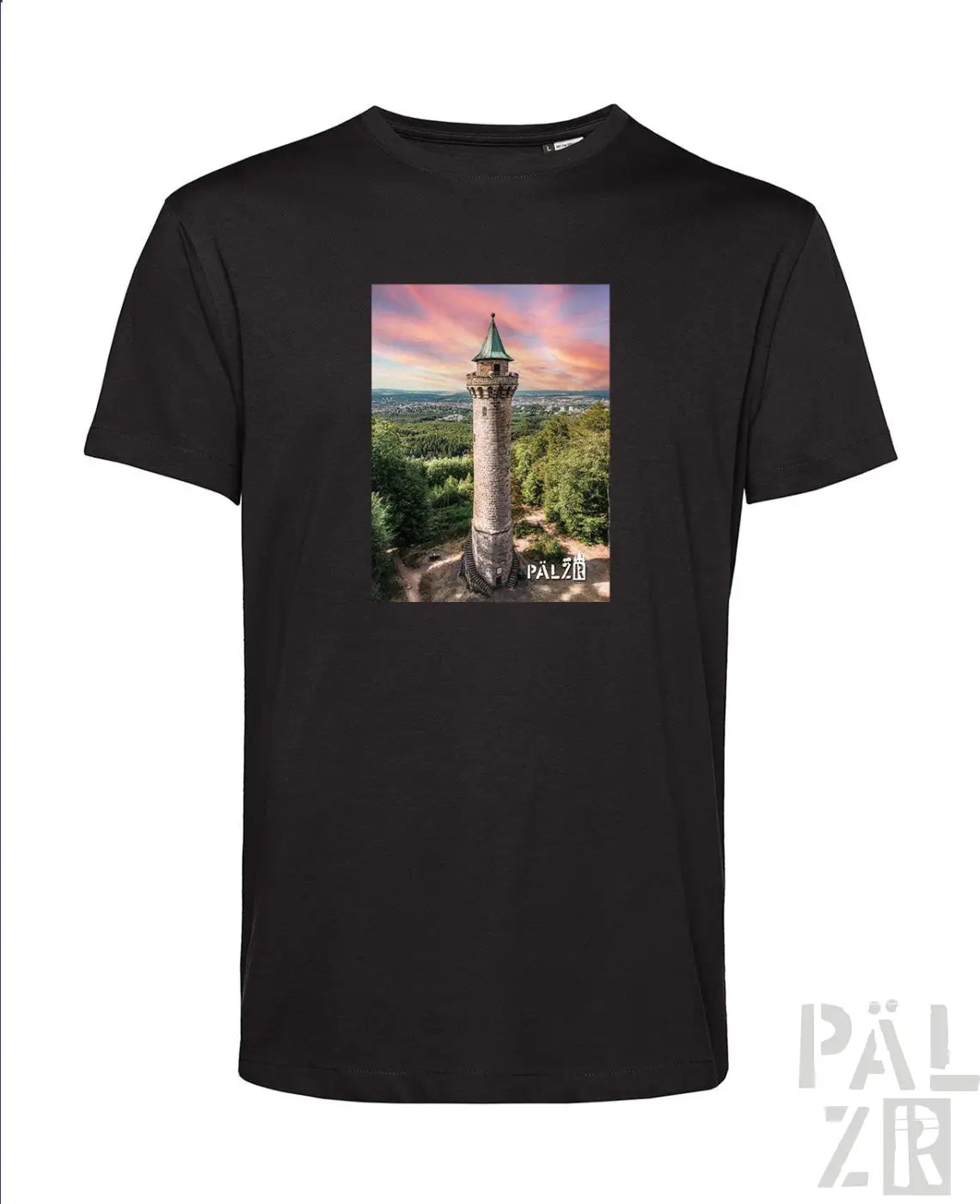 Schwarzes T-Shirt mit Turm-Grafikdesign, das eine grüne und braune Struktur vor einem pinken Himmel zeigt.