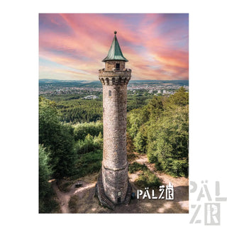 Steinturm mit Kupferdach und spitzer Turmspitze.