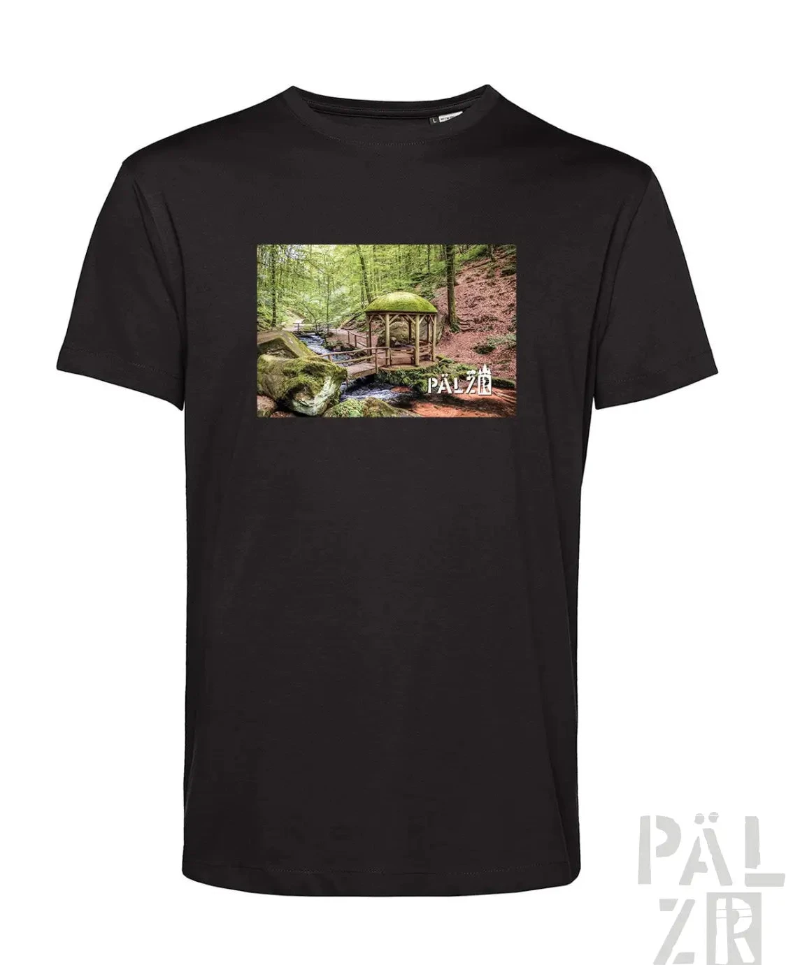 Schwarzes T-Shirt mit Waldmotiv-Design, das eine hölzerne Brücke über Wasser und grünes Laub zeigt.