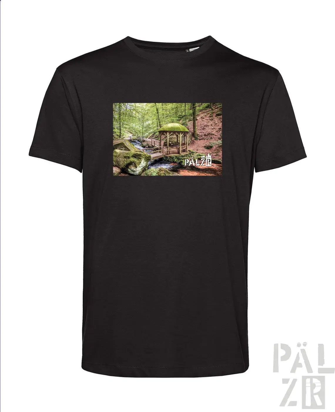 Schwarzes T-Shirt mit Waldmotiv-Design, das eine hölzerne Brücke über Wasser und grünes Laub zeigt.