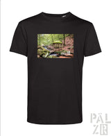 Schwarzes T-Shirt mit Waldmotiv-Design, das eine hölzerne Brücke über Wasser und grünes Laub zeigt.