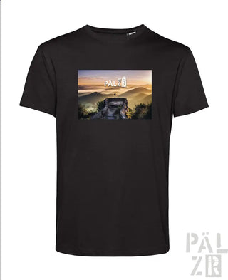 Schwarzes T-Shirt mit grafischem Design einer Berglandschaft und dem Wort ‚pälzir‘ in Weiß.