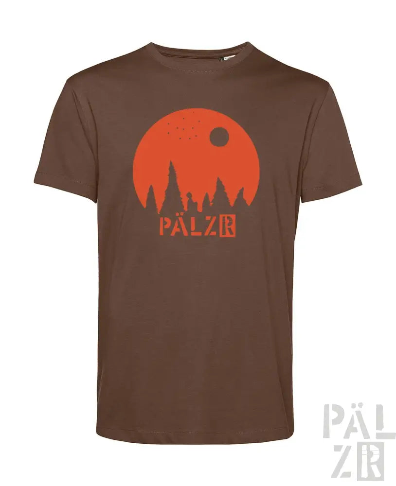 Braunes T-Shirt mit orange- und weißem Design, das eine Sonne, Bäume, Mond und den Text „pälzr“ auf der Vorderseite zeigt.