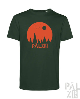 Grünes T-Shirt mit orange-weißem Design, das eine stilisierten Sonne, Bäume und den Text „pälzr“ in fetten Buchstaben zeigt.