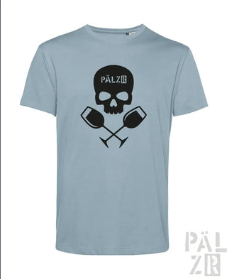 Hellblaues T-Shirt mit Totenkopf- und Weinglas-Design, schwarzer Text „pälzr“ auf der Vorderseite.