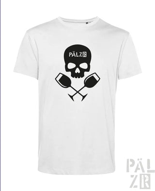 Weißes T-Shirt mit Totenkopf- und Weinglas-Design, schwarzer Text „pälzr“ auf der Brust.