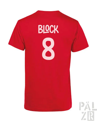 Rotes T-Shirt mit weißem Text- und Zahlen-Design, mit „Block 8“ auf dem Rücken.