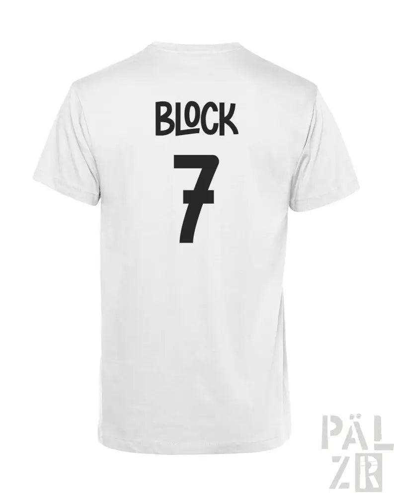 Weißes T-Shirt mit schwarzem Text- und Zahlen-Design, das „Block 7“ auf der Rückseite zeigt.