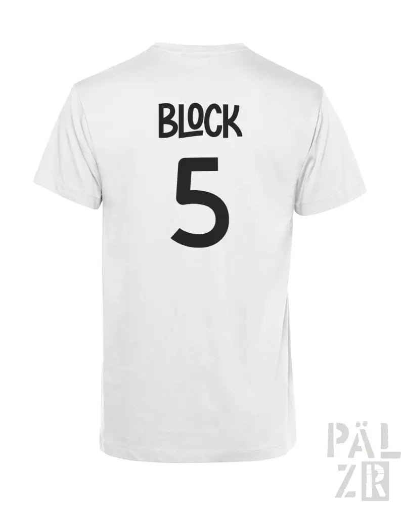 Weißes T-Shirt mit „Block 5“ in schwarzen Buchstaben auf dem Rücken gedruckt.