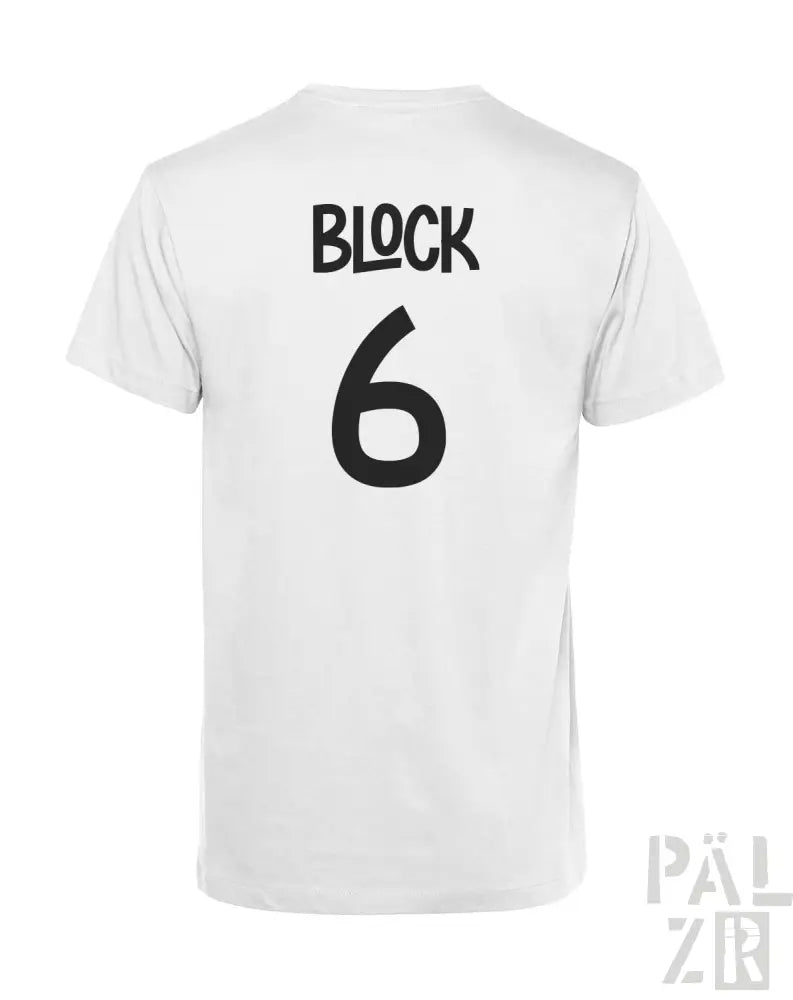 Weißes T-Shirt mit ‘Block 6’-Design auf dem Rücken, mit fetter schwarzer Schrift und Zahl.