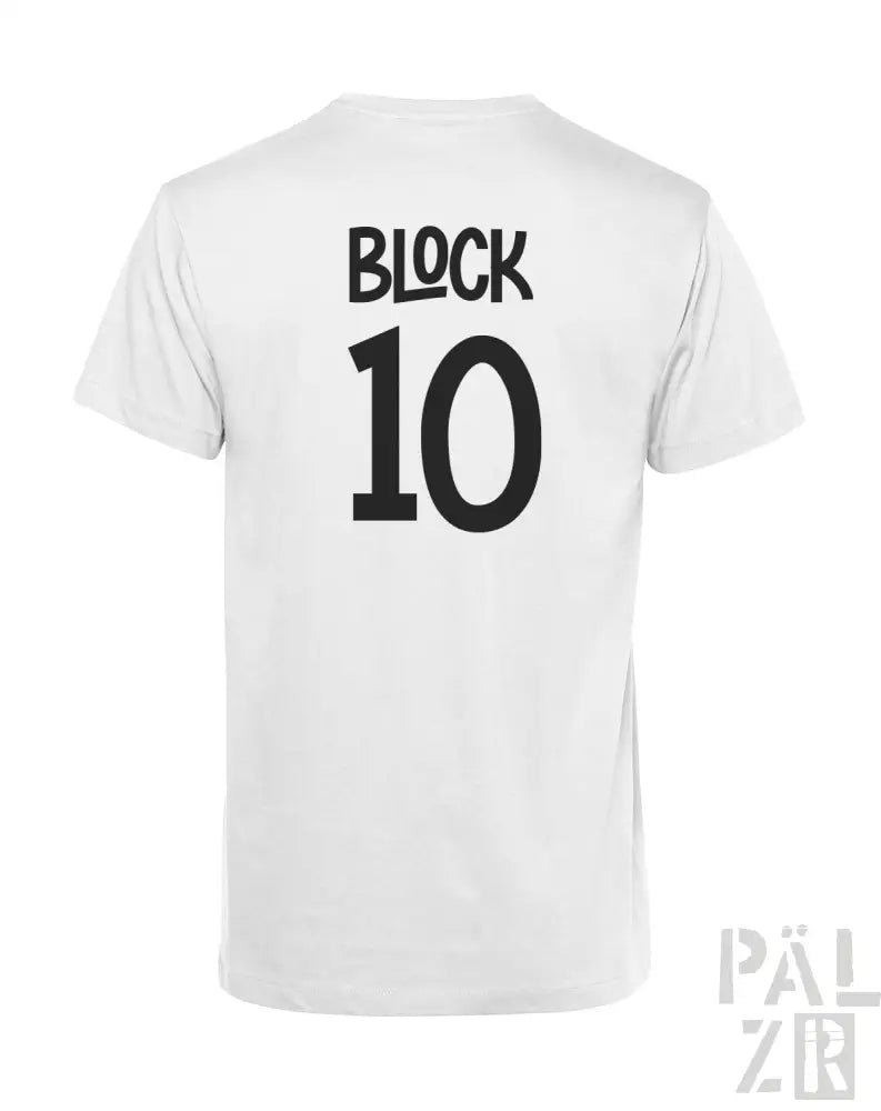Weißes T-Shirt mit „Block 10“ in schwarzen Buchstaben auf dem Rücken gedruckt.
