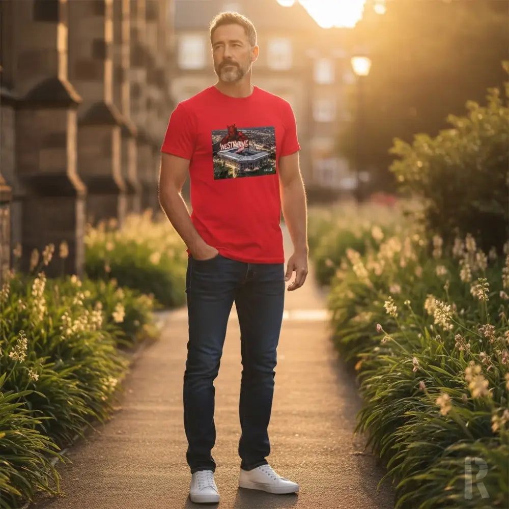 Rotes T-Shirt mit grafischem Design einer Stadtlandschaft, Jeans und weiße Sneakers.