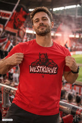 Rotes männer t-shirt mit kurzem arm und schwarzem weißem teufelsmotiv und westkurve aufdruck darunter