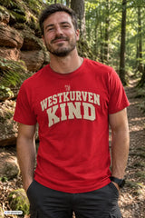 Rotes baumwoll t shirt männer mit cremefarbenem westkurvenkind schriftzug auf der brust in verschiedenen farben