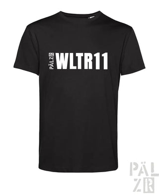 Schwarzes T-Shirt mit weißem „wltr11“-Text und vertikalem Logo.