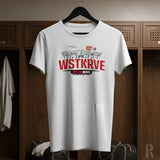 Weißes kurzarm herren t-shirt wstk rve mit auffälligem roten und schwarzen stadion grafikdruck