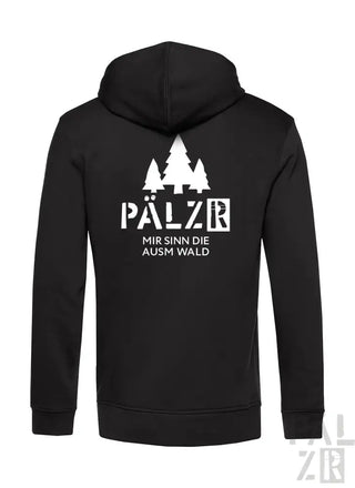 Schwarze Kapuzenjacke mit Reißverschluss, weißem Text und Baum-Motiv.