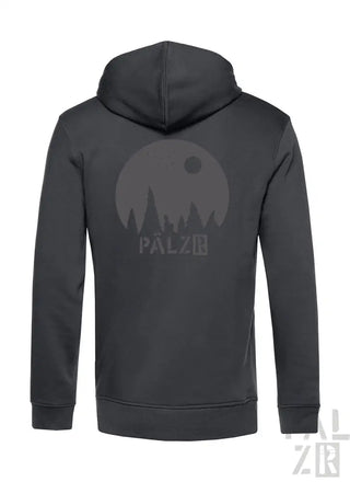 Kohle-graue Kapuzenjacke mit einer großen, dunklen Silhouette von Bäumen und dem Wort ’palzid’ in Weiß darauf.