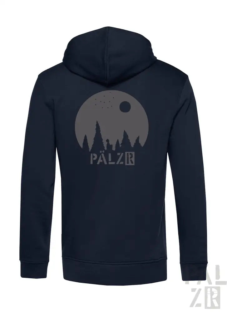 Marineblaue Kapuzenjacke mit einem großen Mond- und Wald-Design, mit der Marke ’pálzr’ in weißer Schrift.