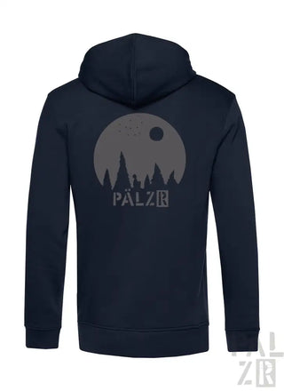 Marineblaue Kapuzenjacke mit einem großen Mond- und Wald-Design, mit der Marke ’pálzr’ in weißer Schrift.