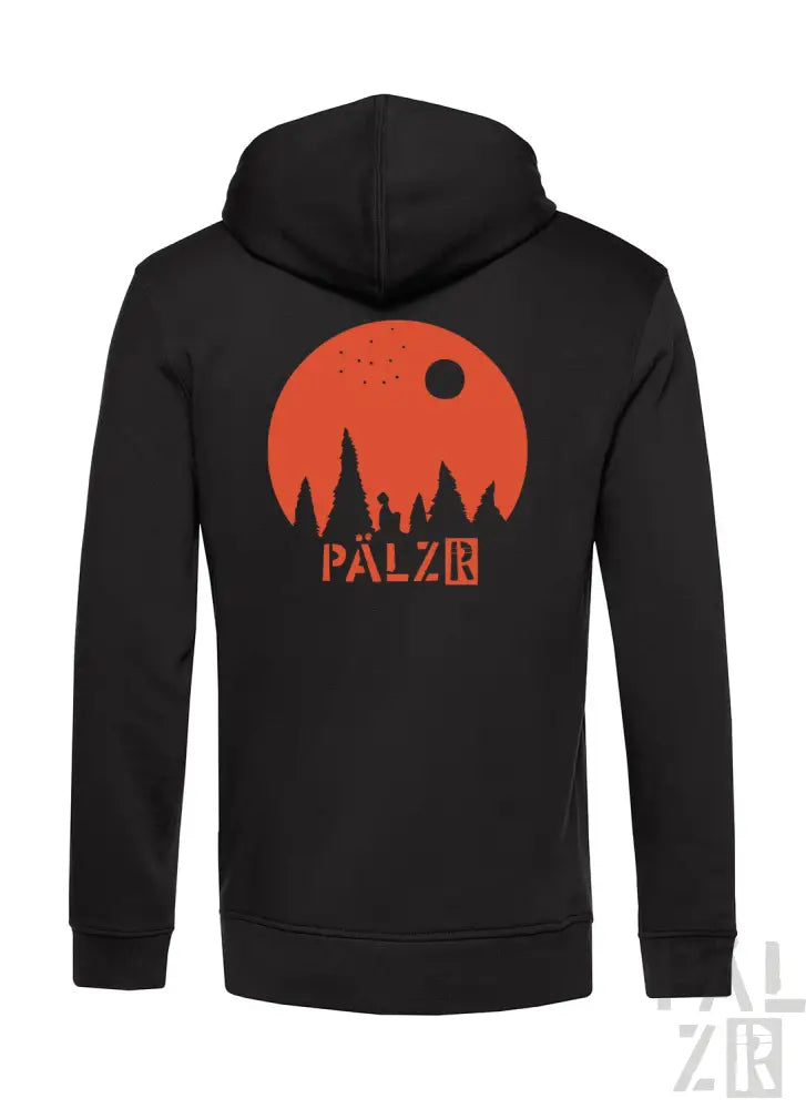 Schwarze Kapuzenjacke mit Reißverschluss und orangem sowie rotem Grafikdesign, das eine Waldsilhouette vor der Sonne zeigt, mit weißer Marke „palzr“.