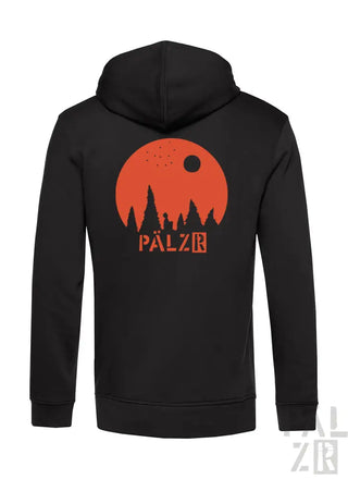 Schwarze Kapuzenjacke mit Reißverschluss und orangem sowie rotem Grafikdesign, das eine Waldsilhouette vor der Sonne zeigt, mit weißer Marke „palzr“.