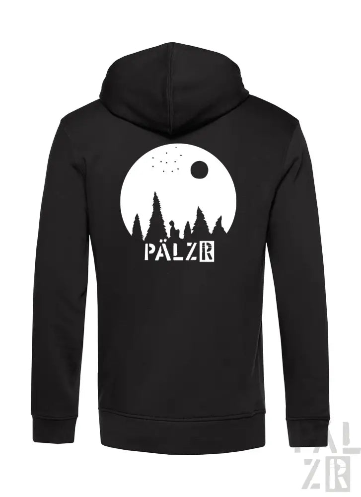 Schwarzer Hoodie mit weißem Grafikdesign, das eine Silhouette von Bäumen und Menschen vor dem Mond zeigt, Material scheint eine Baumwoll- oder Polyestermischung zu sein.