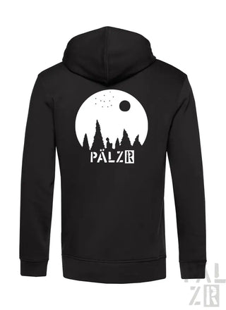 Schwarzer Hoodie mit weißem Grafikdesign, das eine Silhouette von Bäumen und Menschen vor dem Mond zeigt, Material scheint eine Baumwoll- oder Polyestermischung zu sein.