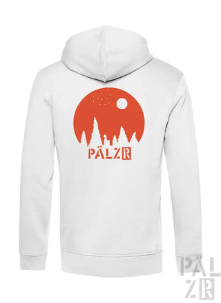 Weiße Kapuzenjacke mit Reißverschluss und rot-orangem Grafikdesign mit Bäumen, Mond, Sternen und dem Wort ’palzr’ in fetten Buchstaben.