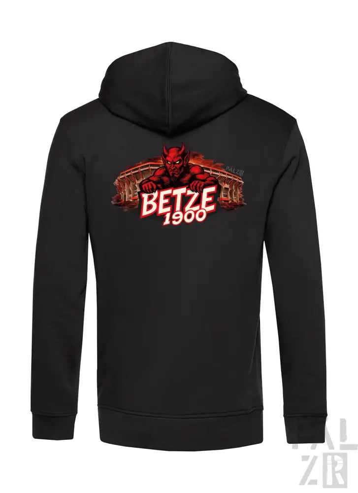 Schwarze Kapuzenjacke mit Reißverschluss, die ein rotes Teufel-Grafikmotiv mit dem Text „betze 1900“ und Stadion-Bildern auf der Rückseite zeigt.