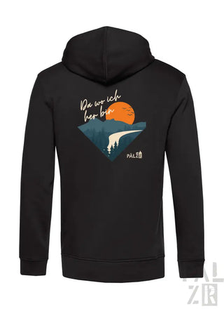 Schwarzes Reißverschluss-Hoodie mit einem lebendigen Grafikmotiv einer orangenen Sonne über Bergen und Bäumen, mit dem deutschen Spruch ‚da wo ich her bin‘ gedruckt darüber.