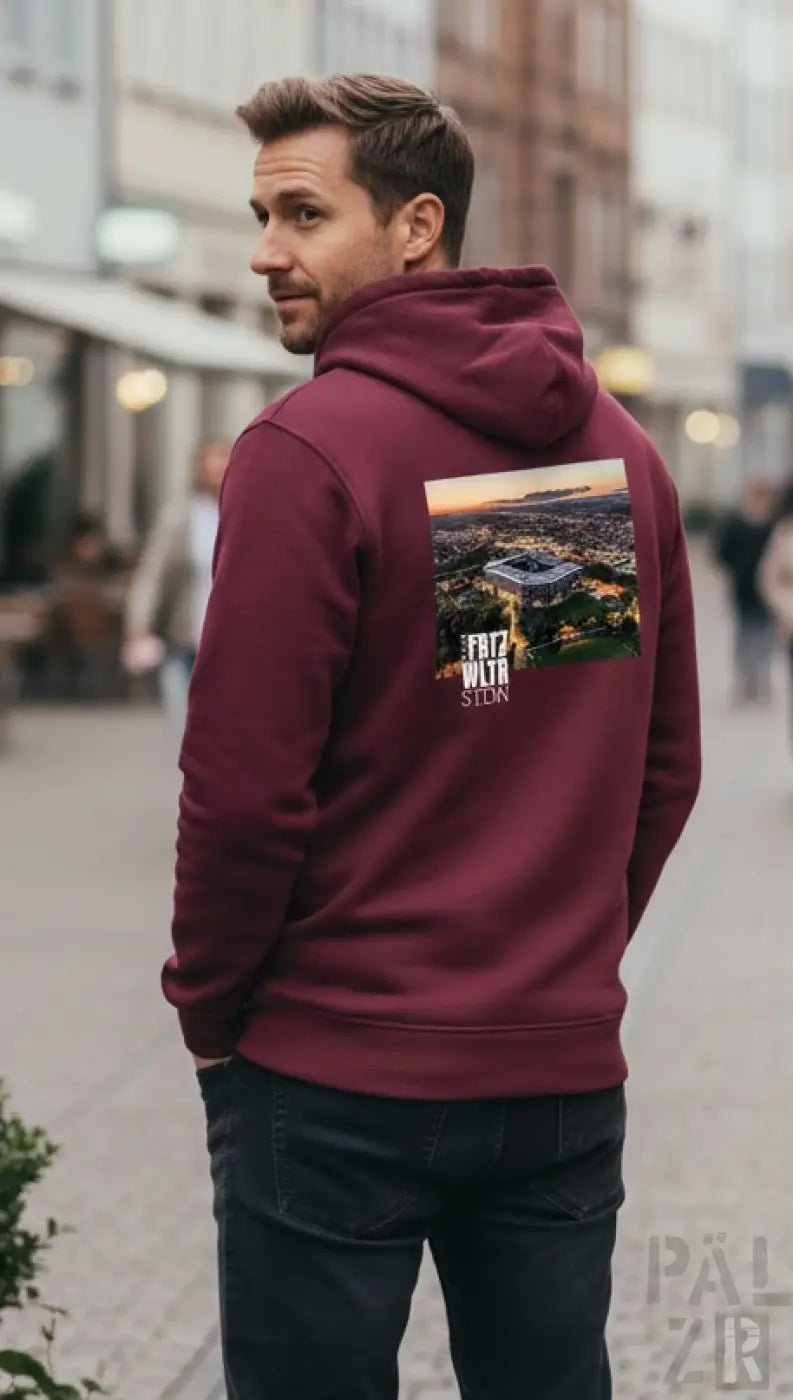 Männer zipper frtz wltr stdn 2 in verschiedenen farben zeigt die rückseite eines maroon kapuzenpullovers mit stadiongrafik bei sonnenuntergang