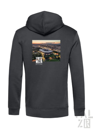 Dunkelgrauer zipper herren hoodie mit stadionmotiv bei sonnenuntergang und schriftzug fritz wltr stdn darunter