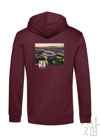 Maroon zip-up hoodie mit gedrucktem grafik eines stadion-luftbildes und fritz wltr stdn text darunter für männer