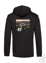 Schwarzer männer zipper mit stadionprint bei sonnenuntergang und text fritz wltr stdn darunter in verschiedenen farben