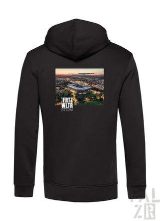 Schwarzer männer zipper mit stadionprint bei sonnenuntergang und text fritz wltr stdn darunter in verschiedenen farben