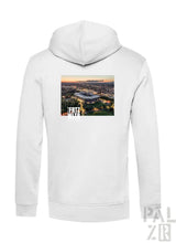 Weißer herren zipper mit bedrucktem stadion-luftbild bei sonnenuntergang und text fritz wiltr in verschiedenen farben