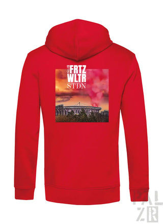 Roter zip-up hoodie männer mit printed grafik eines stadions unter sonnenuntergang und text frtz wltr stdn