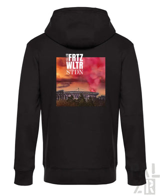 Männer zipper hoodie in schwarz mit farbigem stadionmotiv und text palzb fritz wltr stdn unter rosa orangefarbenem himmel