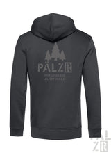 Dunkelgrauer zip-up hoodie mit dezentem waldmotiv und text pälzr mir sinn die ausm wald für männer