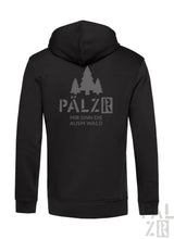 Schwarzer herren zipper mit grauem waldmotiv und text pälzr mir sinn die ausm wald in verschiedenen farben