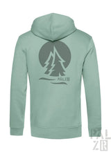 Ein mintgrüner zip-up hoodie für männer mit grauem waldgrafik zweier kiefern und pälz markenname unten