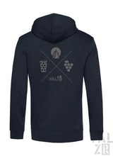 Dunkelblauer zip-up hoodie für männer mit grauem wald und woi grafikdesign aus kreuzenden symbolen wie wein bergen und trauben