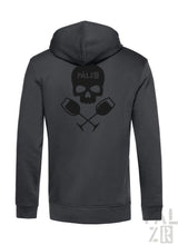 Hinteransicht eines dunkelgrauen zip-hoodies männer weinpirat mit schwarzem schädel und gekreuzten weingläsern und pälzer-schriftzug