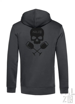 Hinteransicht eines dunkelgrauen zip-hoodies männer weinpirat mit schwarzem schädel und gekreuzten weingläsern und pälzer-schriftzug
