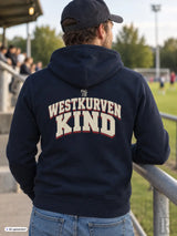 Backseite eines marineblauen herren zip hoodies mit westkurvenkind aufdruck in creme und rot in verschiedenen farben